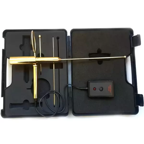 Detector de oro único diseñado para operar en combinación con el electromagnetismo del cuerpo humano y los campos electromagnéticos de la naturaleza. Con un alcance de investigación de 4000 metros y una profundidad de detección de 60 metros, este instrumento es ideal para detectar oro en cualquier condición de terreno y atmósfera.